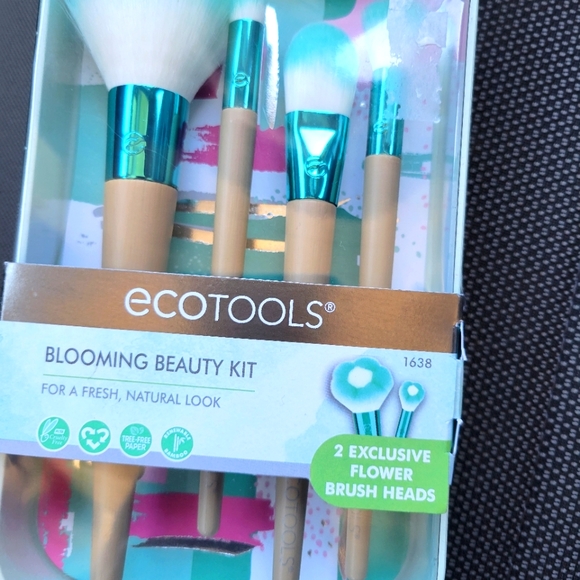 ecotools Other - NWT blooming beauty kit eco-friendly makeup brushes